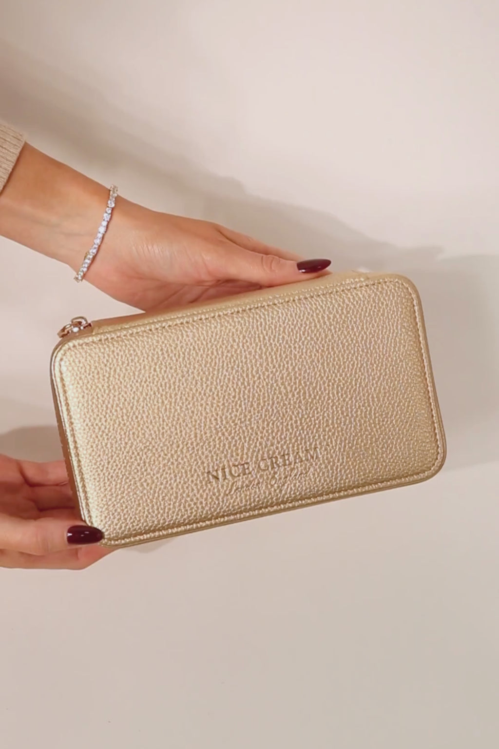Video showing the jewellery case being opened and showcased